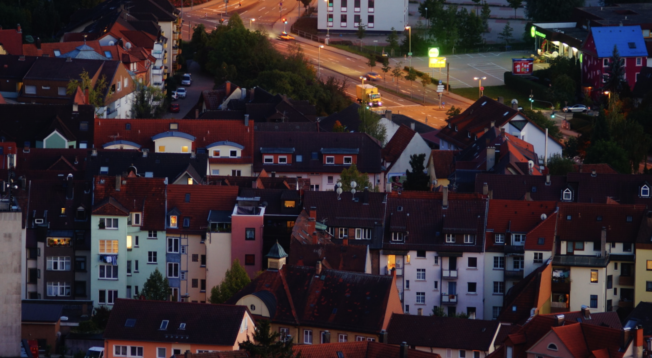 Brötzingen vom Wallberg - Luftaufnahme des historischen Ortsteils bei Dämmerung